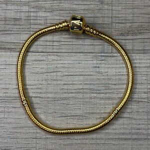Elegant Gold Bracelet Pandora.